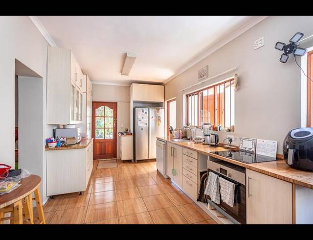 8 BEDROOM HOUSE FOR SALE IN PINELANDS